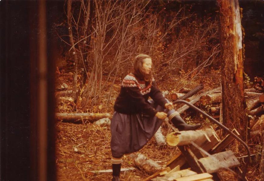 Foto de Michka serrando madera. 