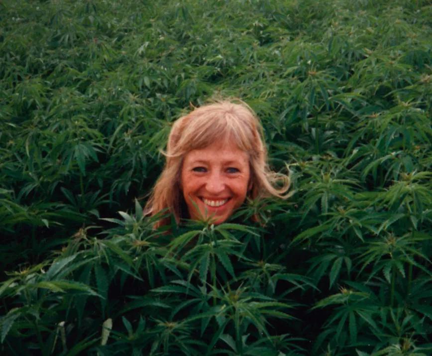 Foto de Michka en una plantación de Marihuana. 