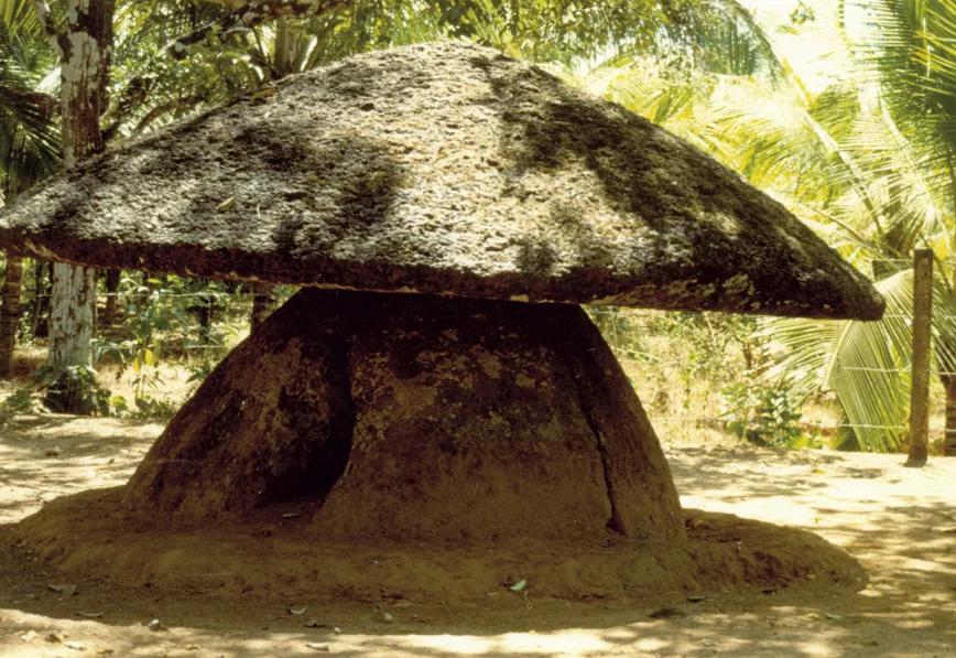Una Kuda-kallu, piedra paragua