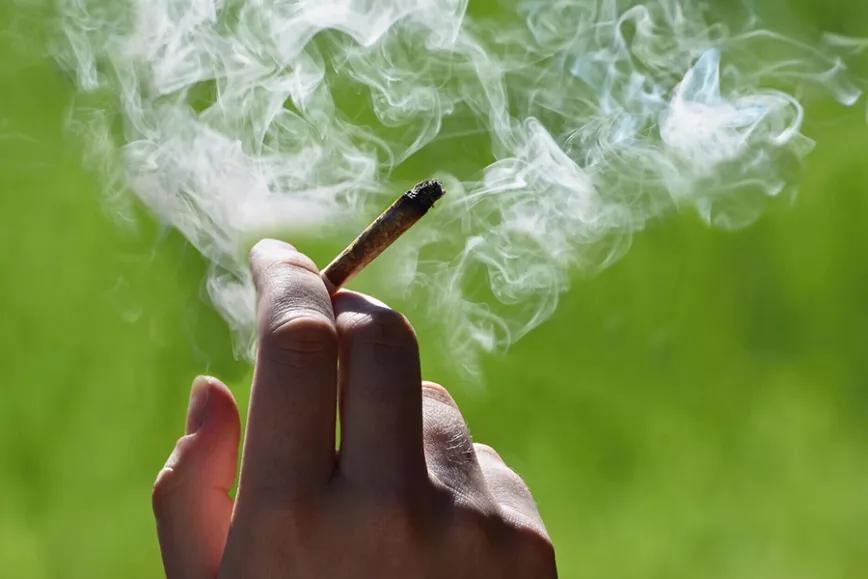 ¿Te puedes colocar solo con el humo de la marihuana que otras personas están fumando?