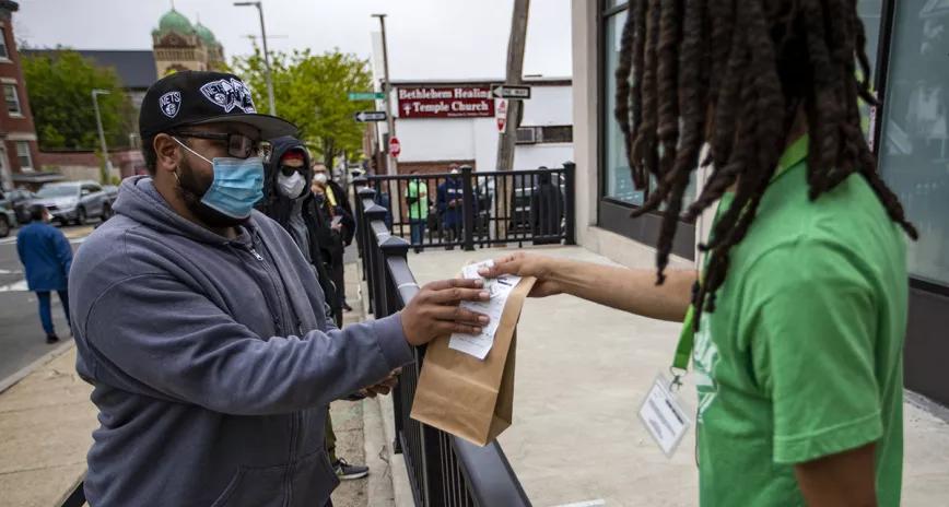 Largas filas en Massachusetts para comprar marihuana ahora que el comercio reabre