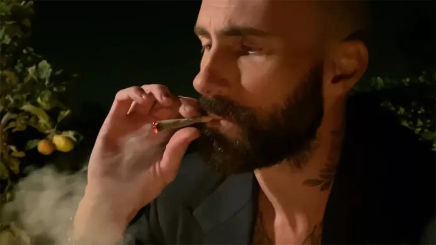 Adam Levine (Maroon 5) pide el fin de la guerra contra las drogas en su último video musical