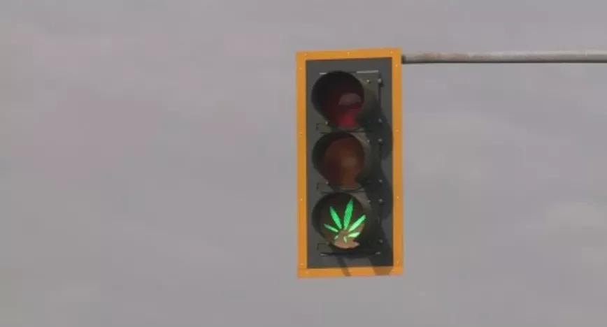 Bromista cambia la luz verde de los semáforos por hojas de marihuana
