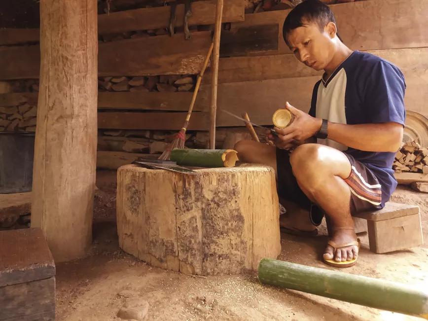 Muong trabaja el bambú