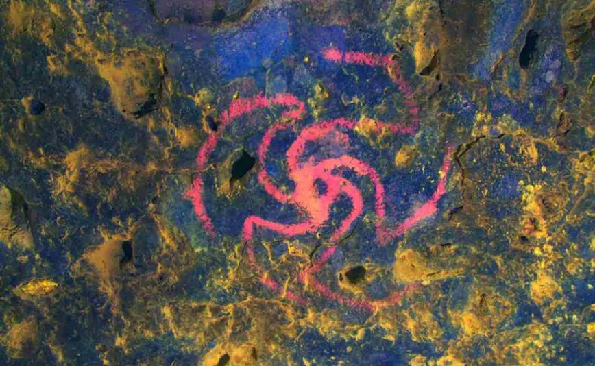 El arte característica de la cueva Pinwheel, que algunos creen que representa una flor de datura, se creó con pigmento ocre que se ha descolorido con el tiempo.
