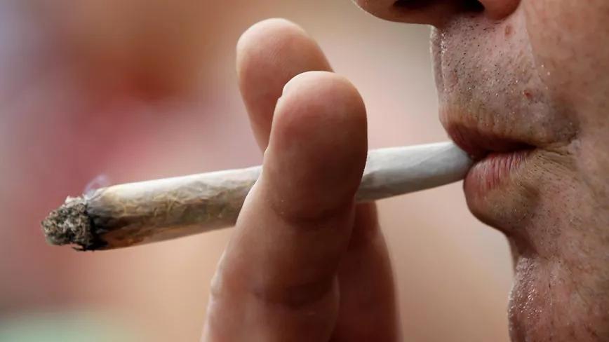Una de cada 34 personas fuma porros a diario en España