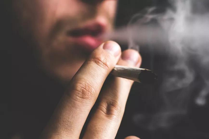 El 5% de los que se consideran no fumadores en Gran Bretaña fuman cannabis (con o sin tabaco)