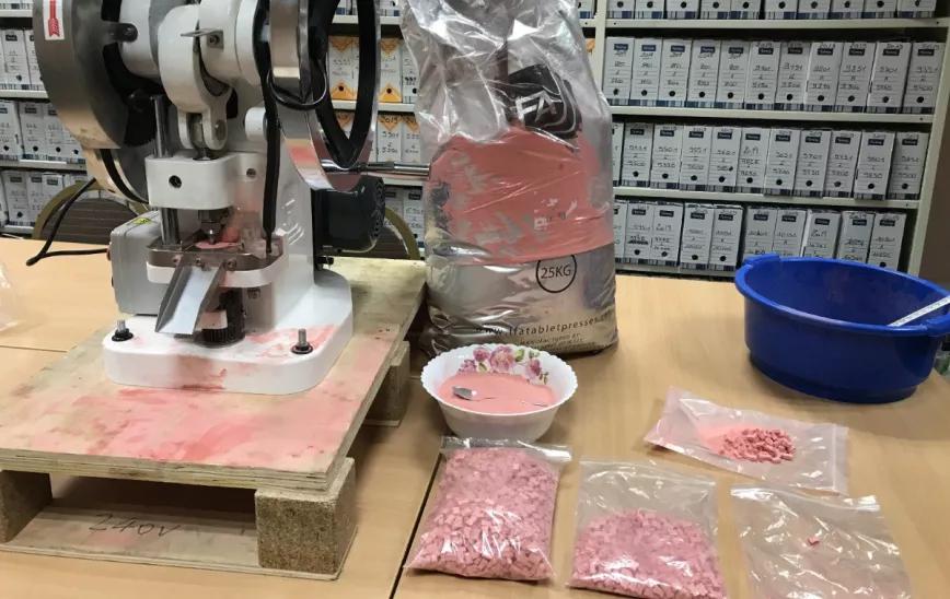 La policía de París celebra un decomiso de 25 kilos de MDMA que resultan ser golosinas machacadas