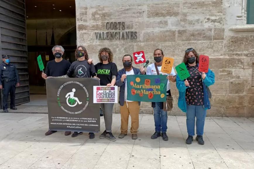 Activistas valencianos se unen en un acto para pedir la regulación frente a las Cortes