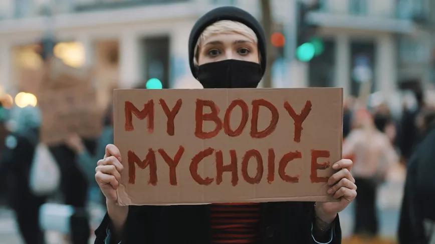 El derecho a decidir sobre el cuerpo une reivindicaciones: desde las drogas hasta el sexo o el aborto
