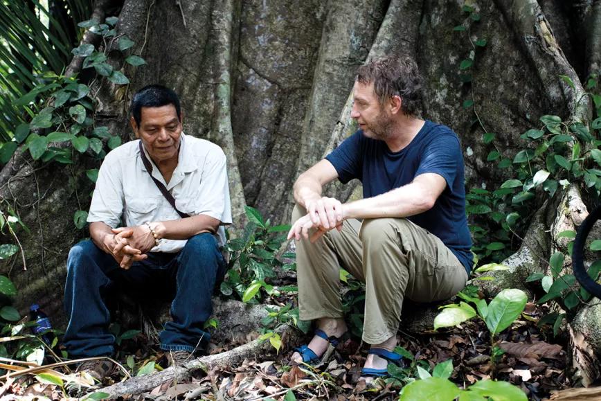 Jeremy Narby junto con Juan Flores Salazar, ayahuasquero curandero Ashaninka, en la selva peruana (Octubre-2019). Foto: Jim Sanders
