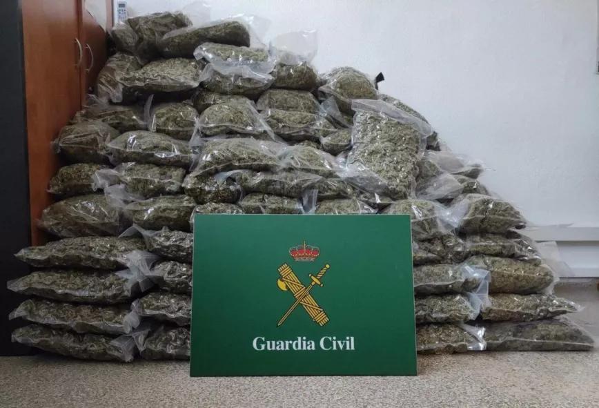 Un grupo de encapuchados roban a la Guardia Civil varios kilos de marihuana