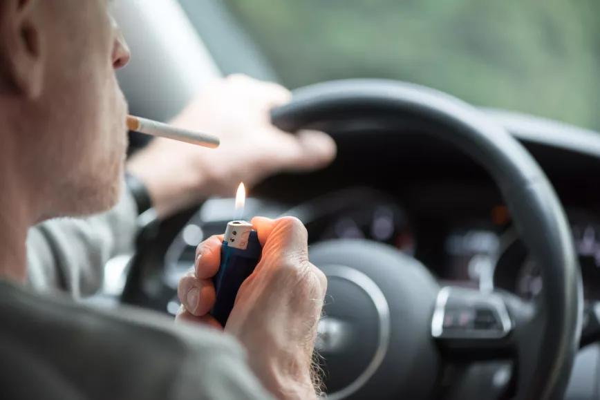 El Gobierno español plantea prohibir el consumo de tabaco en vehículos privados