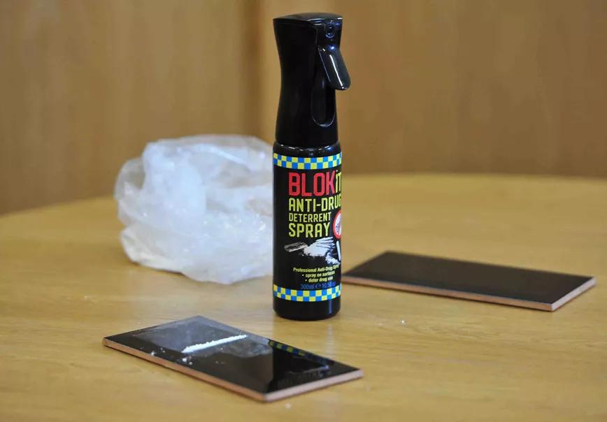 La policía de Reino Unido utiliza un spray de superficies anti-drogas para atrapar el polvo de las sustancias