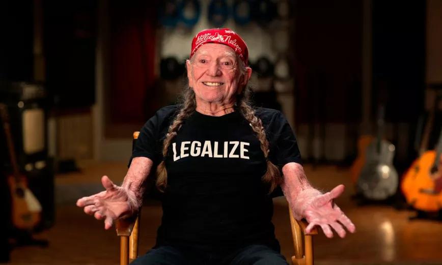 Willie Nelson esquiva la censura de la Super Bowl pidiendo la legalización de… unas zapatillas