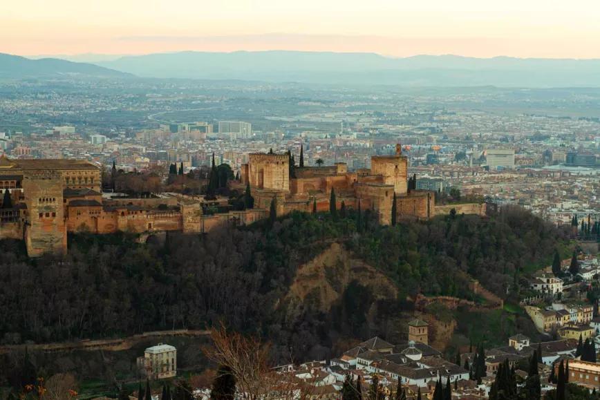 La Alhambra, cien porros posibles y una rave 