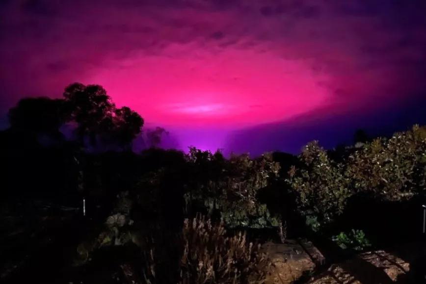 Parecían aliens pero era cannabis: Australia alucina con una intensa luz rosa en el cielo