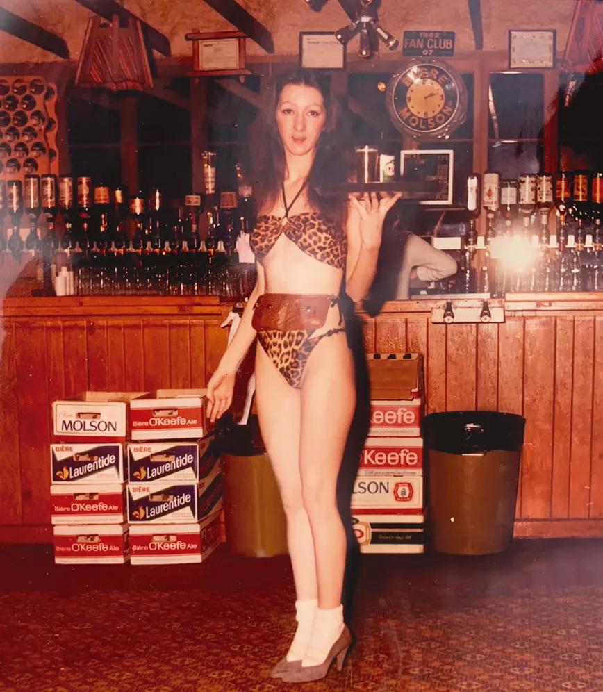 Sylvie Rancourt, bandeja en mano, en el club L'Antique durante su época de stripper.