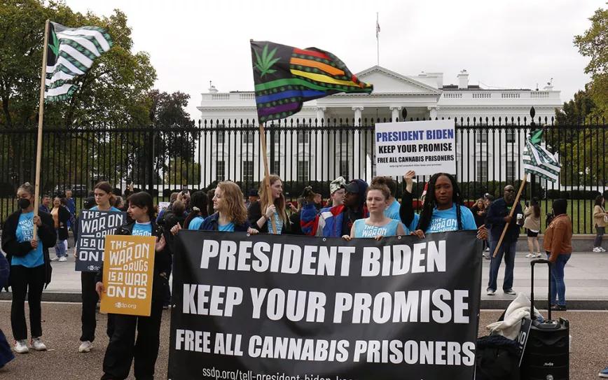 Biden sugiere que no indultará a quienes vendieron marihuana 