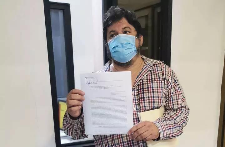 El activista por los derechos humanos en Sonora, Miguel Ángel Haro, presentando su solicitud.
