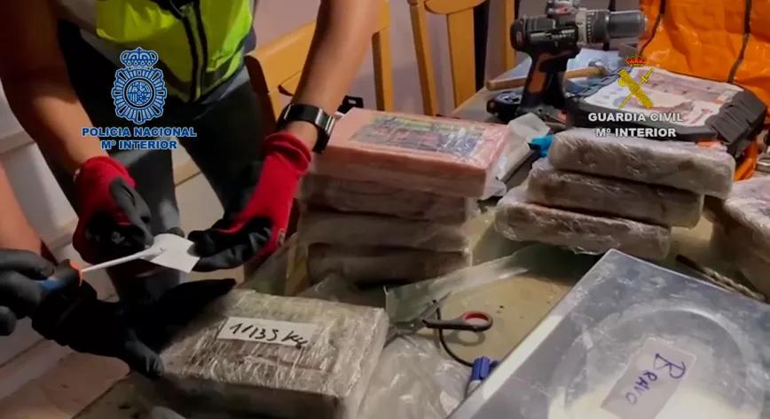 La policía registra una casa y descubre 14 kilos de cocaína ocultos en una pared