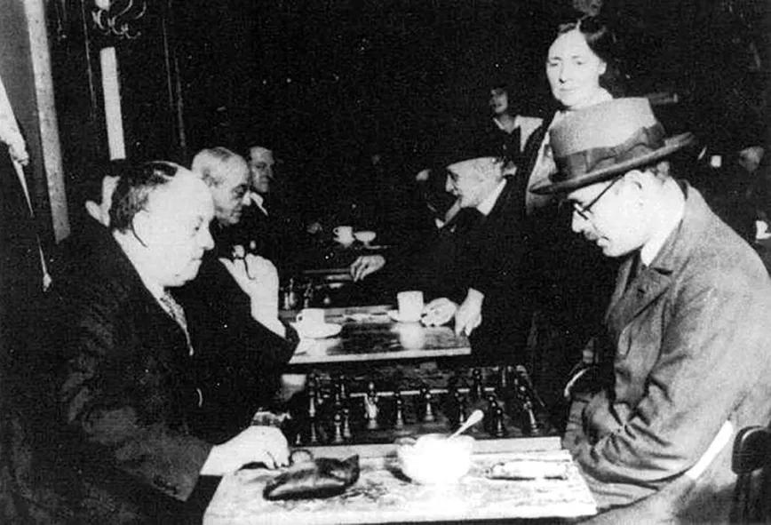Aleister Crowley jugando al ajedrez en un café de Lisboa con su amigo Fernando Pessoa