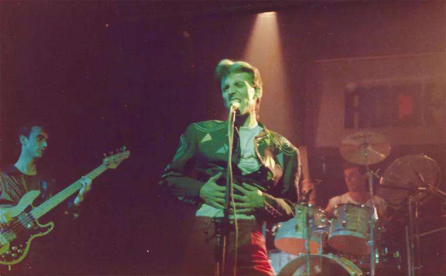 Actuando en Rockola, el templo de la movida, en 1984.