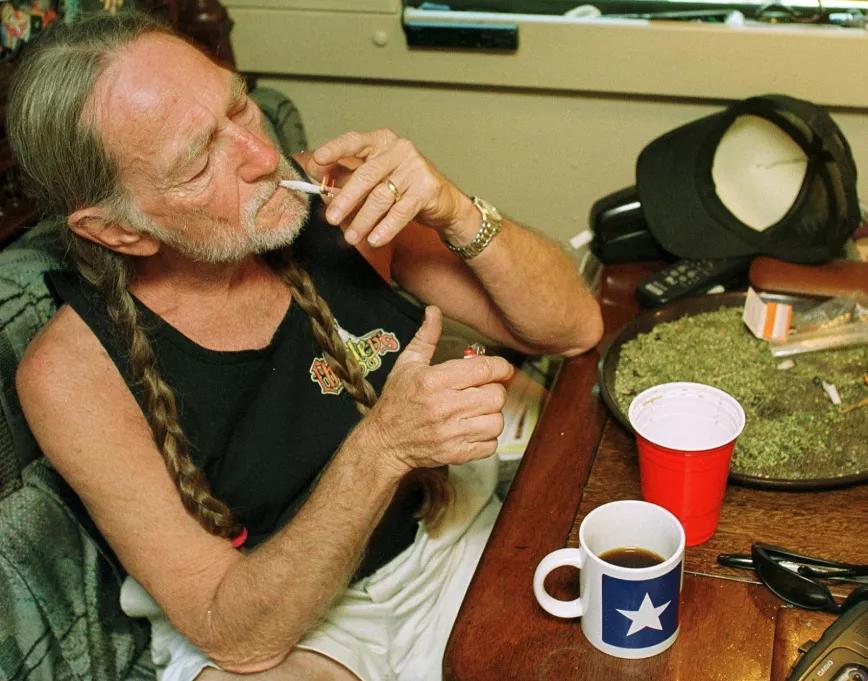 Cher rememora la droga y el olor a marihuana del autobús de Willie Nelson 