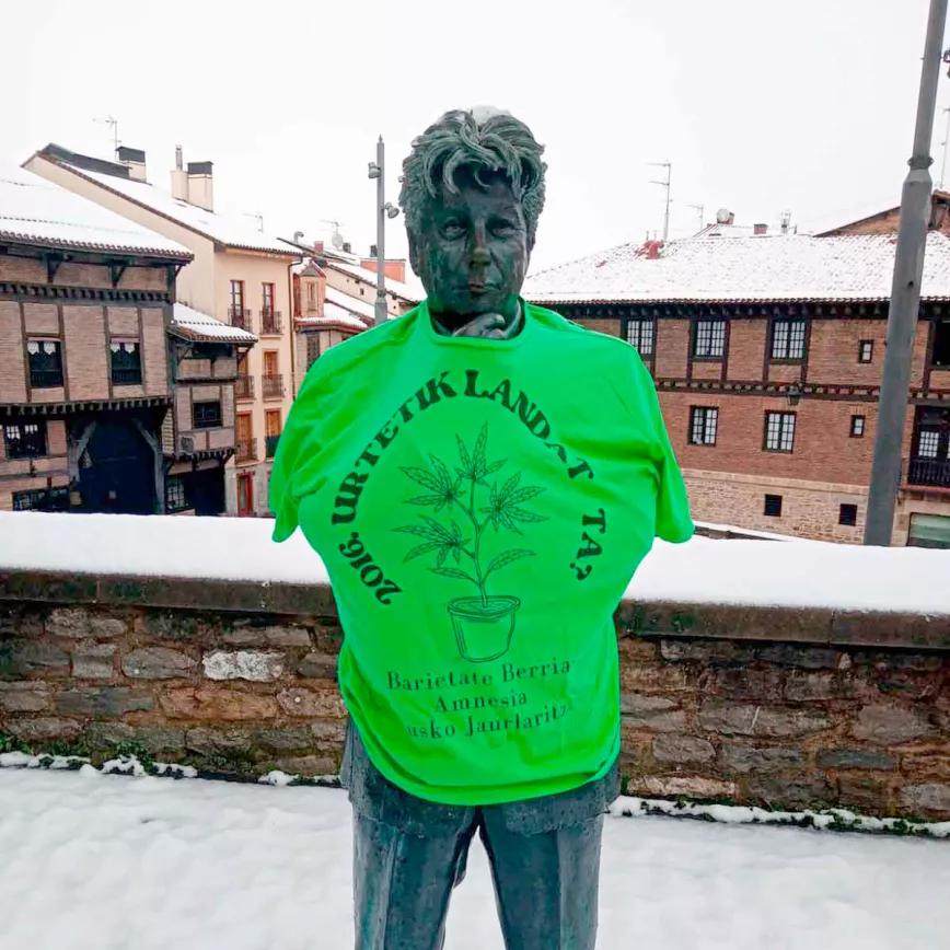 Activistas vascos cubren con camisetas cannábicas varias estatuas de Euskadi 
