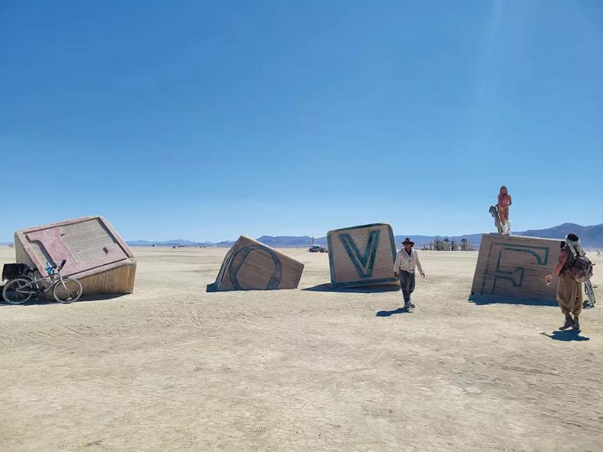 Una de las muchas esculturas en la playa en las que uno puede subirse (Burning Man).