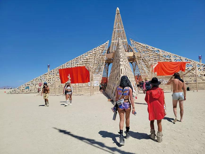 El templo es un lugar de silencio y recuerdo a seres queridos (Burning Man).