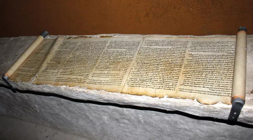 Réplica de uno de los famosos manuscritos de Qumrán, en el Museo del Libro (Jerusalén).