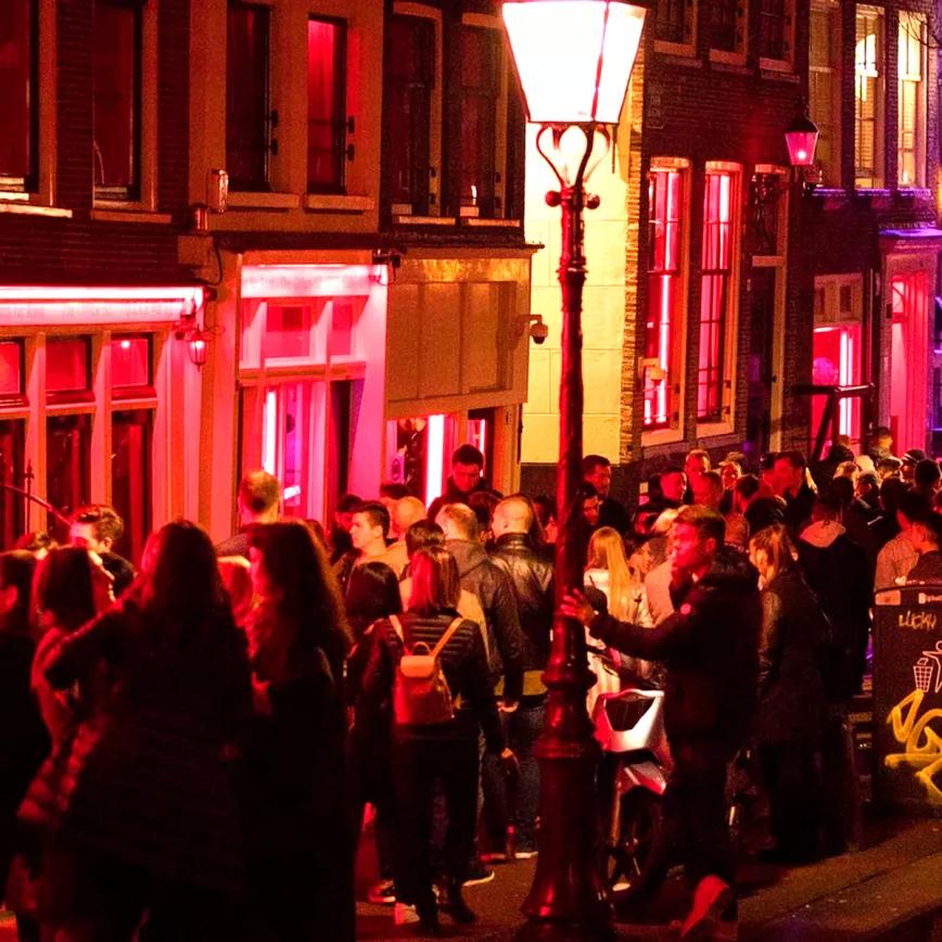 Ámsterdam prohibirá el consumo de porros en las calles del Barrio Rojo 