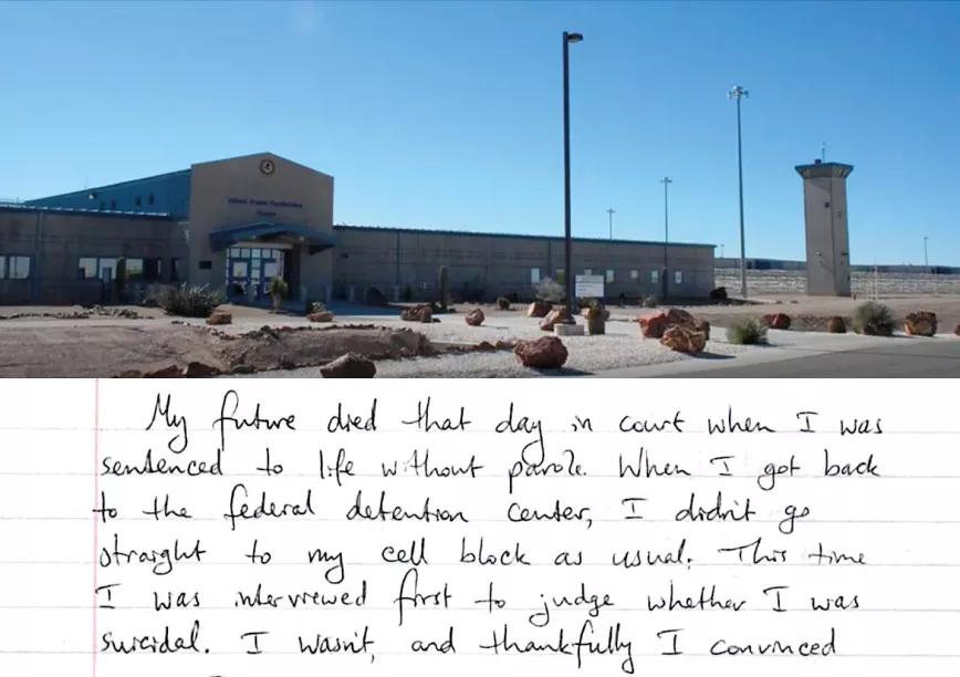 Exterior de la cárcel de alta seguridad en Tucson, donde Ross cumple condena. Debajo, una de sus cartas. 