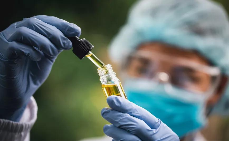 Imagen de un científico sosteniendo un aceite