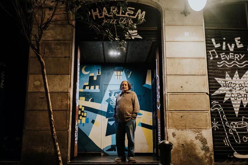 Daniel Negro, a las puertas del local que abrió en 1987, en la barcelonesa calle Comtessa de Sobradiel, 8.