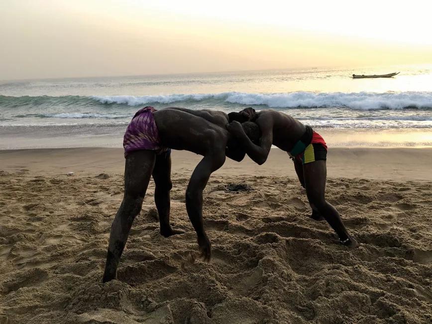 Jóvenes practican la lucha senegalesa (sospechosamente similar a la lucha canaria) en la playa de Mamelles, Dakar
