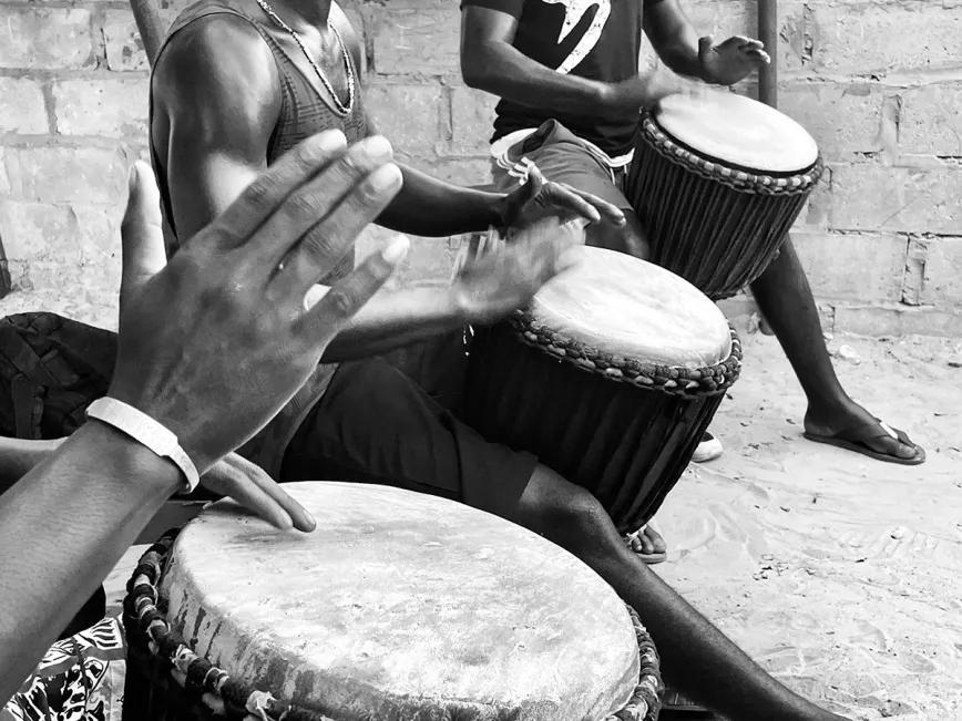 Algunos senegaleses pueden pasar horas y sin parar tocando el tambor, hasta el punto de que sus manos se funden con el cuero y adquieren una dureza similar.