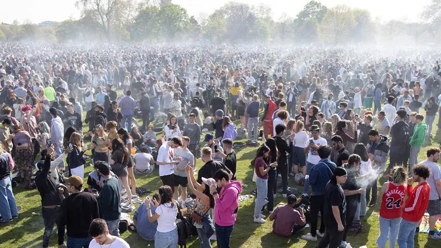 Cientos de londinenses celebran el 4/20 fumando porros en Hyde Park pese a la policía