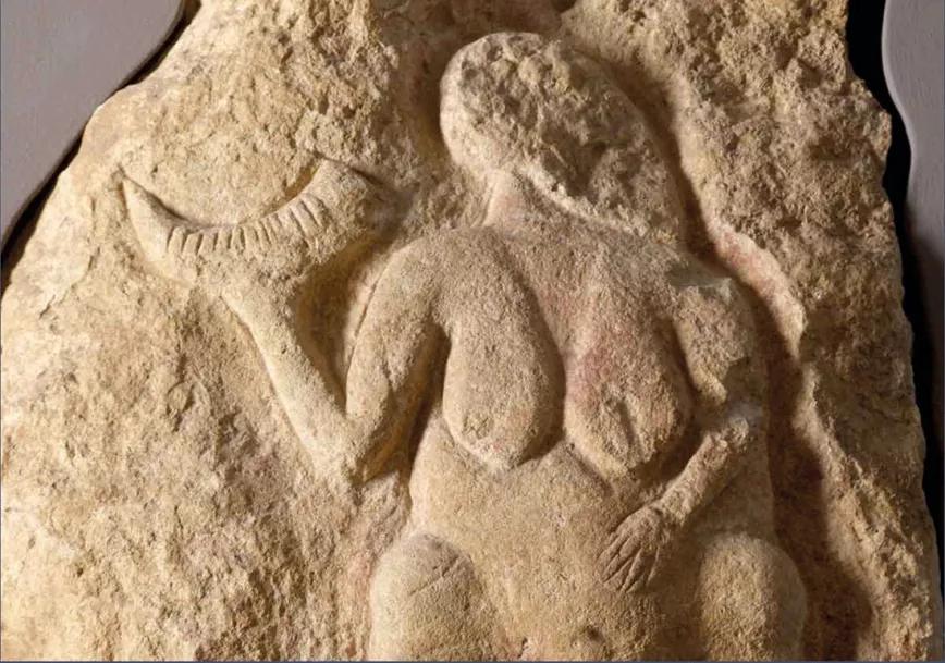 La Venus de Laussel o Dama del Cuerno, de unos 25.000 años de antigüedad, muestra la temprana devoción de los humanos por la ebriedad (Museo de Aquitania, Burdeos).
