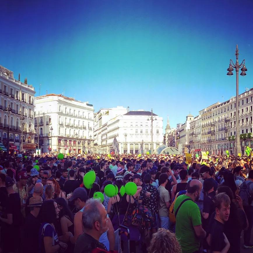 Miles de personas se concentran en la Plaza del Sol para pedir la legalización de la marihuana 