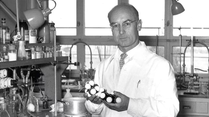 Albert Hofmann, con una reproducción de la molécula del LSD, en los laboratorios Sandoz