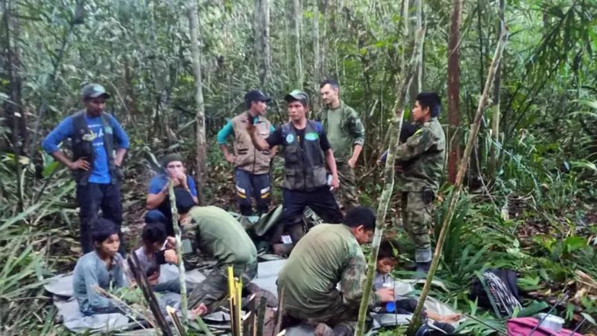 Momento del rescate de los niños en el Amazonas