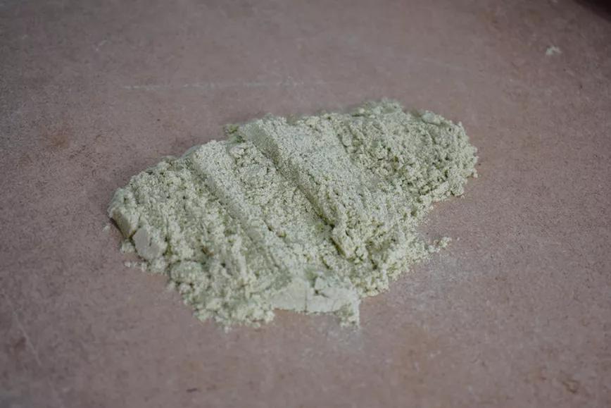 Una muestra clara de la superior calidad de los cogollos cultivados sin PGR es la gran cantidad de resina que tienen comparados con el cannabis con PGR. 