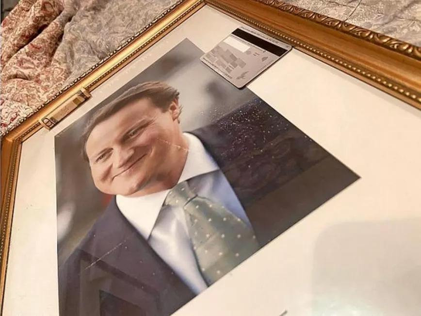 Pillan a una promesa del partido conservador británico sirviendo cocaína sobre una foto del exprimer ministro