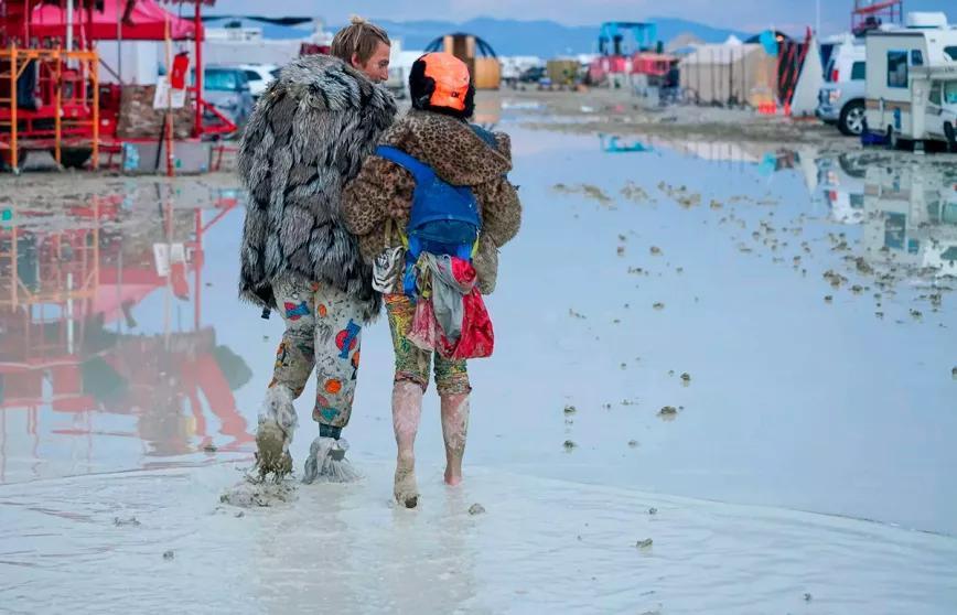 Una lluvia torrencial arruina el festival psicodélico Burning Man