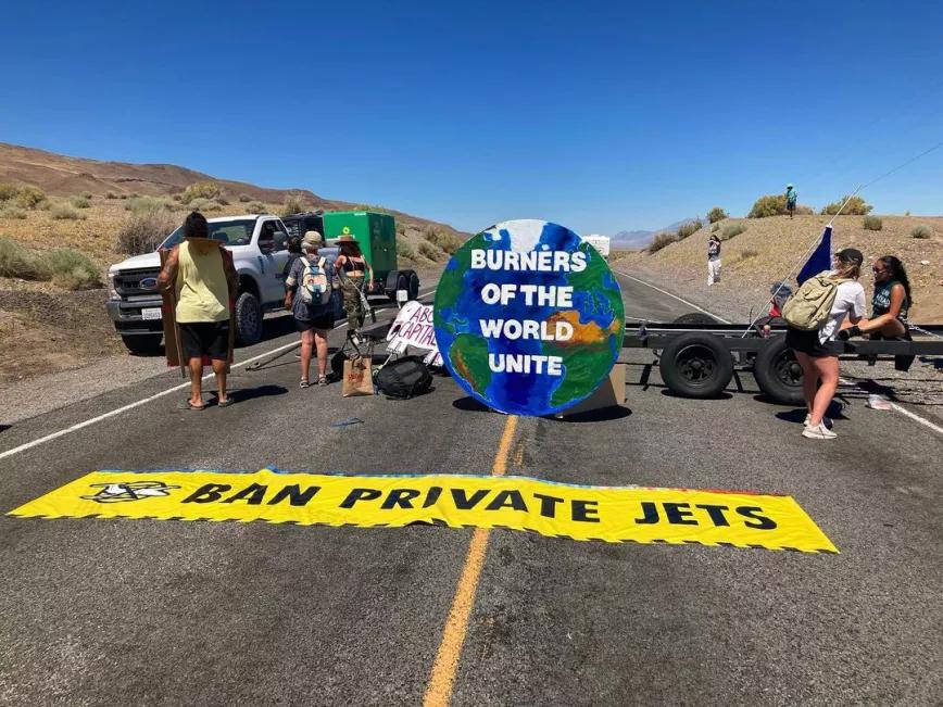 Varios activistas ecologistas bloquearon la carretera de acceso al Burning Man 