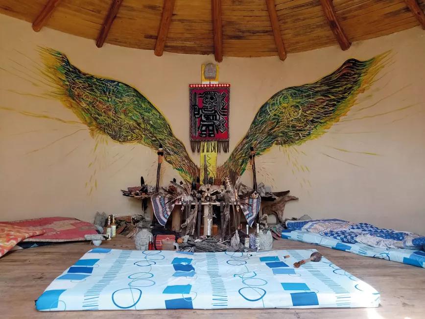 Un espacio recogido para la toma de huachuma. Para Sergey, el altar es una herramienta antigua que te conecta con las energías y los animales y sirve para protegerse también.