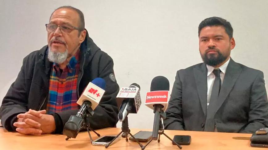 Víctor Humberto Rocha Castaños, a la derecha, durante una rueda de prensa.