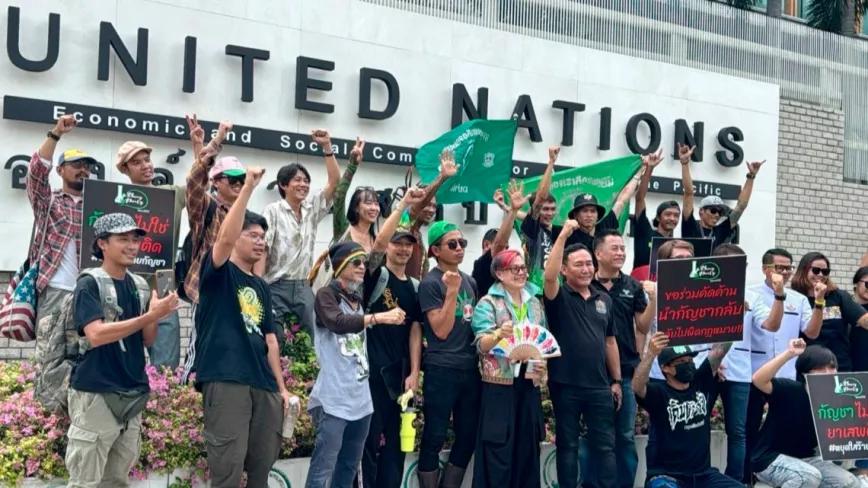 Cientos de personas se manifestaron contra la vuelta a la prohibición del cannabis en Tailandia